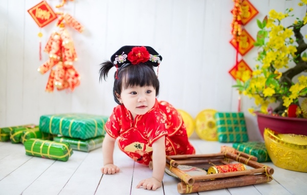 Девочка азиатка в национальном костюме