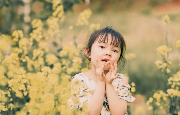 Девочка азиатка в желтых цветах