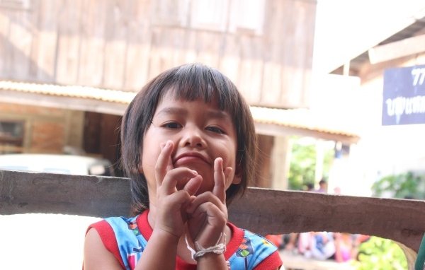 Девочка азиатка с руками  у лица