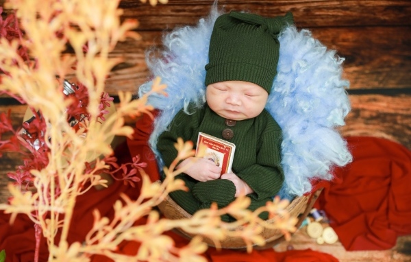 Ребенок спит в костюме с книгой