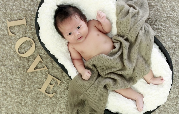 Красивый малыш с надписью любовь