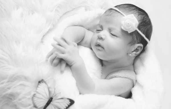 Красивое черно-белое фото новорожденной девочки