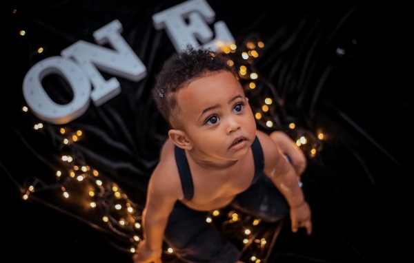 Красивый ребенок с гирляндой