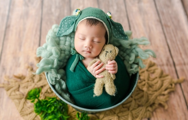 Красивый костюм на новорожденном ребенке