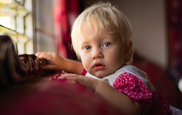 Красивая девушка с голубыми глазами