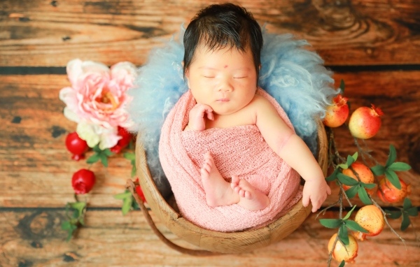 Красивый спящий ребенок с декором