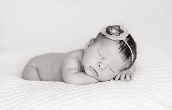 Черно белое фото спящего новорожденного ребенка