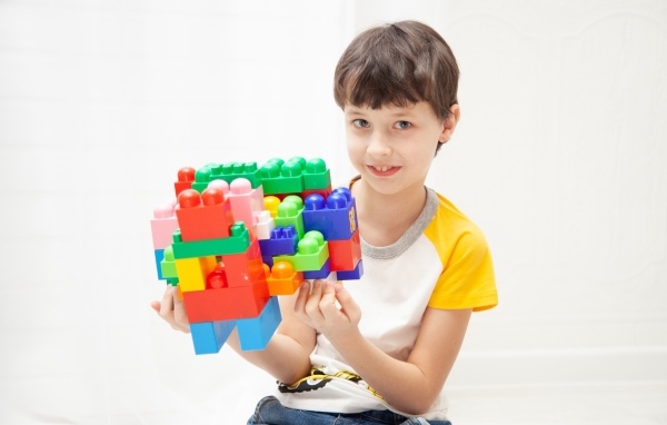 Мальчик с конструктором в руках