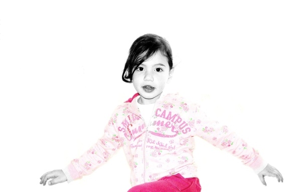 Кареглазая девочка в костюме на белом фоне