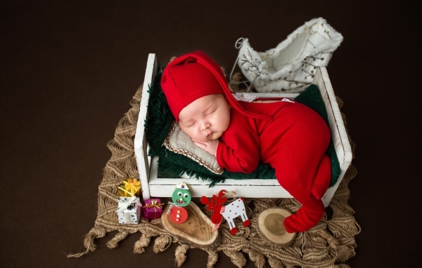 Милый ребенок в красном костюме