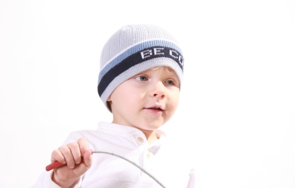Милый мальчик в шапке на белом фоне