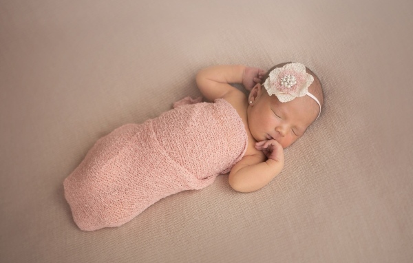 Милое фото новорожденной девочки с бантом на голове