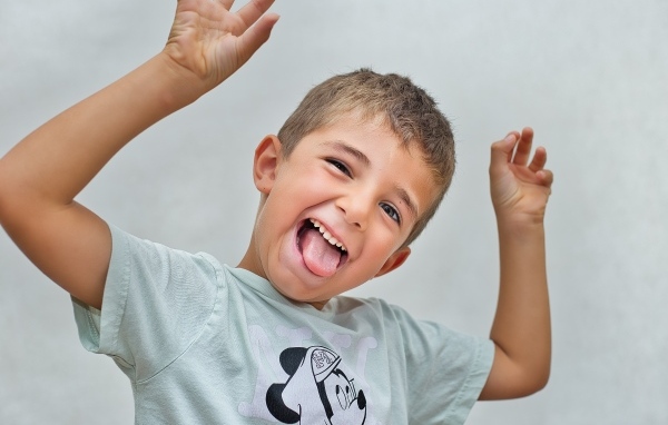 Смешной мальчик высунул язык