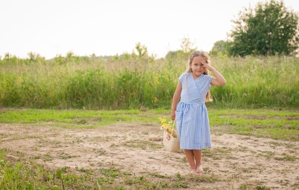 Девочка в платье с сумкой в руках