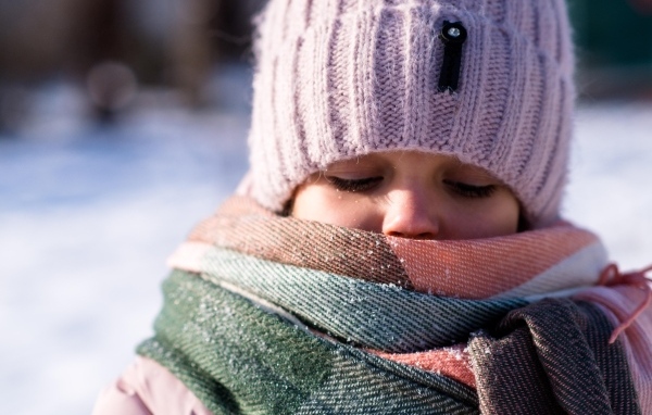 Девочка в теплой вязаной шапке зимой
