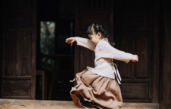 Маленькая девочка азиатка танцует