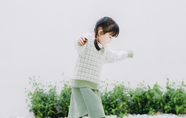 Маленькая девочка азиатка в теплом костюме