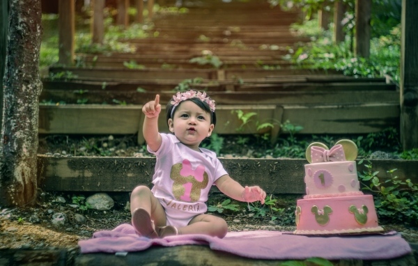 Маленькая девочка именинница с тортом