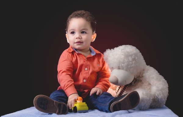 Маленький мальчик с большим игрушечным медведем