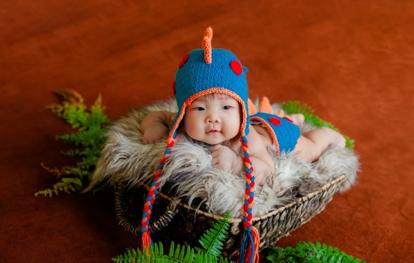 Маленький ребенок в смешной вязаной шапке