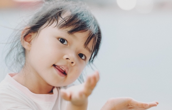 Маленькая милая кареглазая девочка