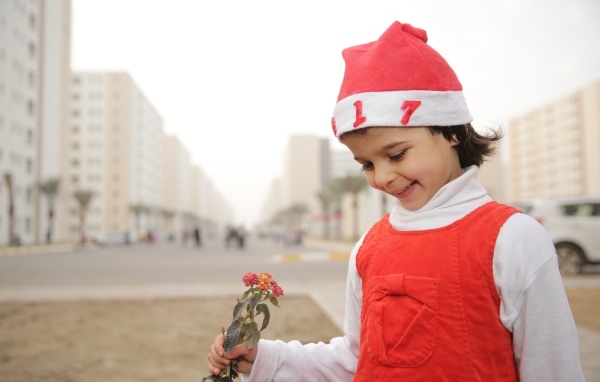 Маленькая девочка в новогоднем костюме