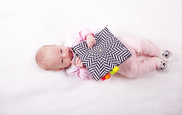 Маленькая девочка с книгой на белом фоне