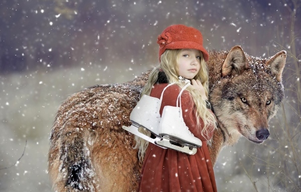 Маленькая девочка с волком зимой