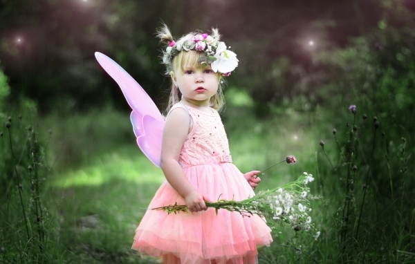 Маленькая девочка с цветами в розовом платье феи