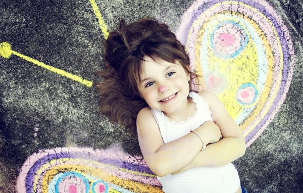 Маленькая девочка с нарисованными крыльями