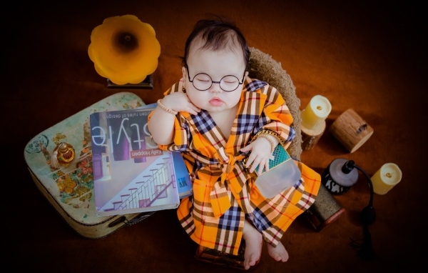 Маленький спящий ребенок в очках и халате