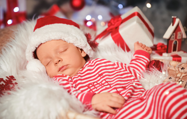 Спящий младенец в новогоднем костюме