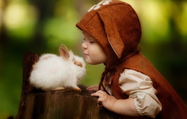 Маленький ребенок с декоративным кроликом