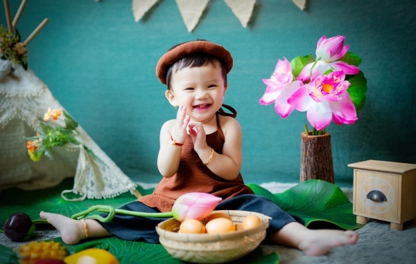 Улыбающийся мальчик с цветами 