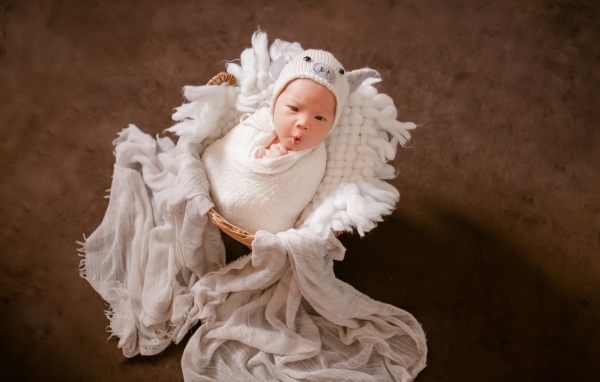 Удивленный новорожденный малыш 