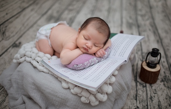 Сладкий сон малыша с книгой