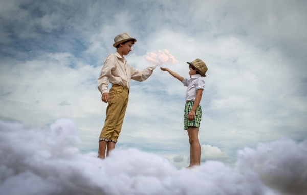 Два мальчика стоят на белом облаке