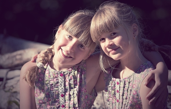 Две маленькие девочки сестры