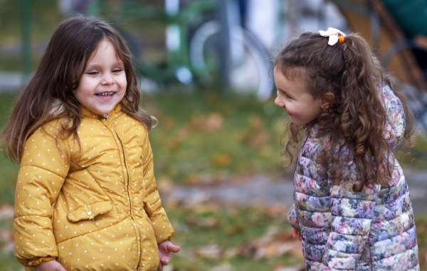 Две маленькие улыбающиеся девочки