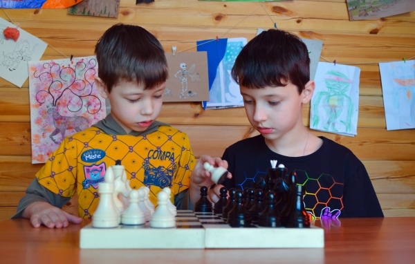 Два школьника играют в шахматы