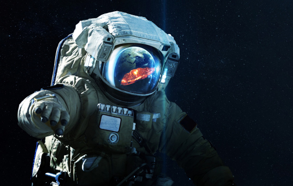 Астронавт смотрит в космосе на вспышку