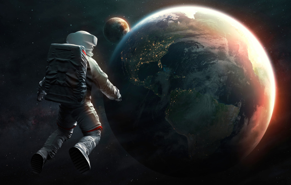 Астронавт смотрит на планету Земля из космоса