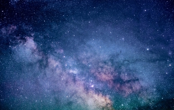 Красивый млечный путь в ночном небе 