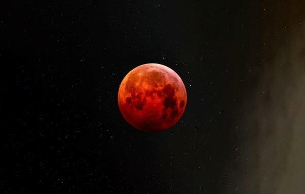 Большая красная луна в звездном небе