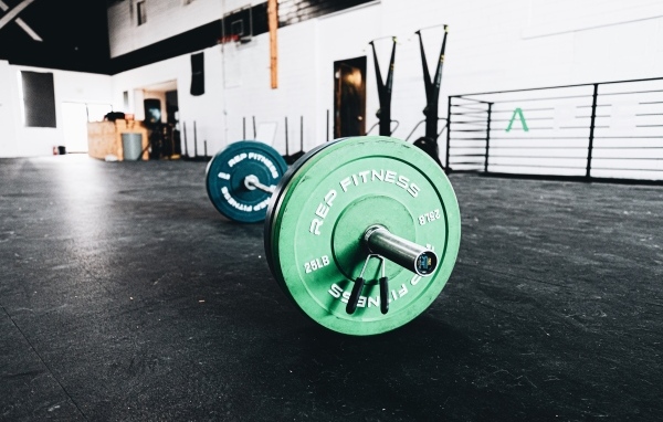 Большая тяжелая штанга в спортзале