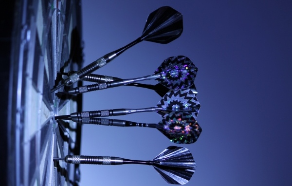 Мишень для игры в дартс с дротиками