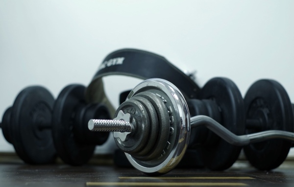 Тяжелые гантели для занятий спортом