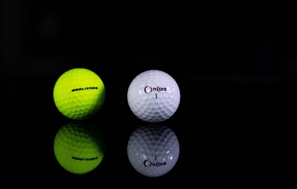 Два мяча для гольфа на черном фоне