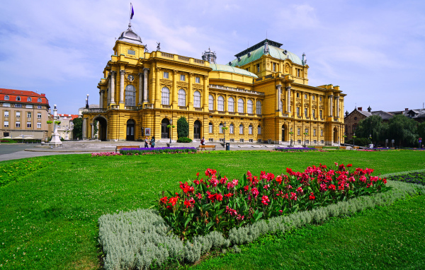 Красивый Хорватский национальный театр