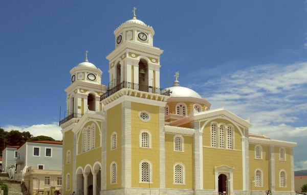 Красивое здание церкви под голубым небом